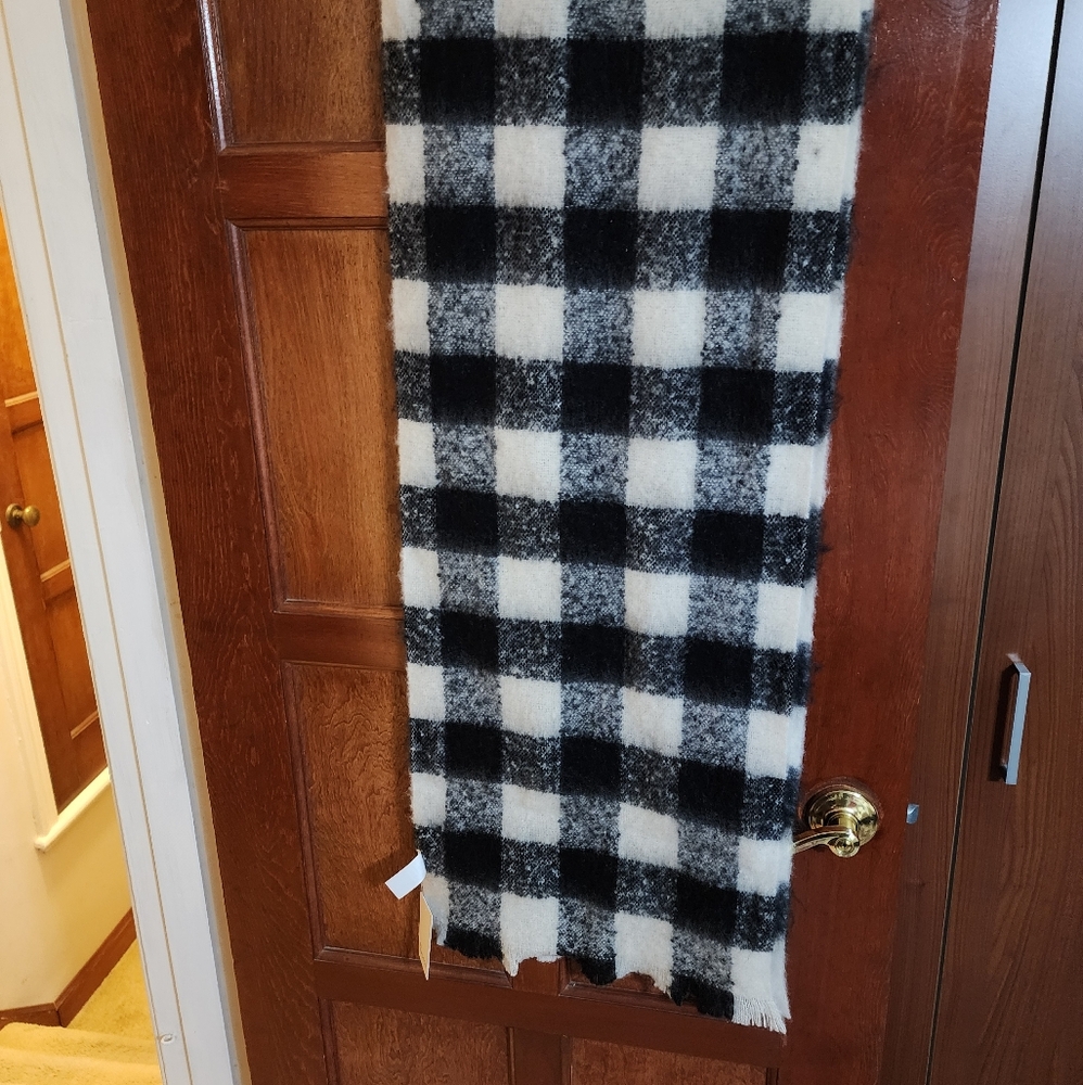 Scarf, New With Tags - Picture 2 of 2